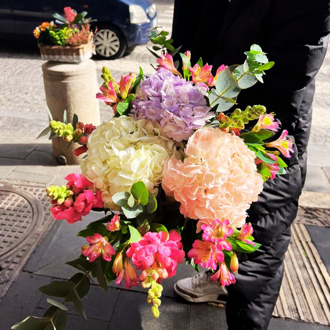 Bouquet con tre ortensie, violacciocche ed eucalipto