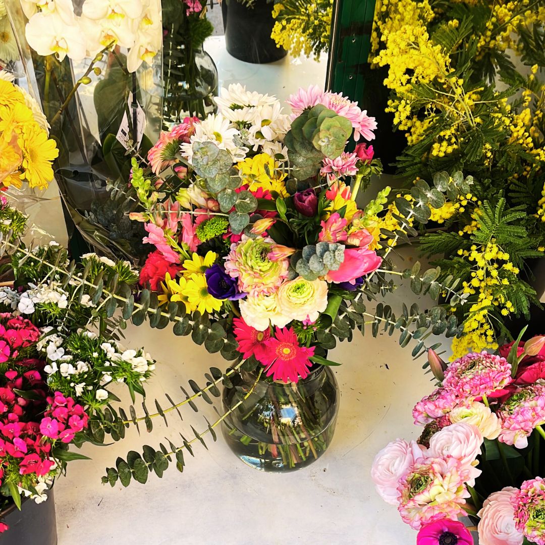 Fascio alto con fiori misti ed eucalipto