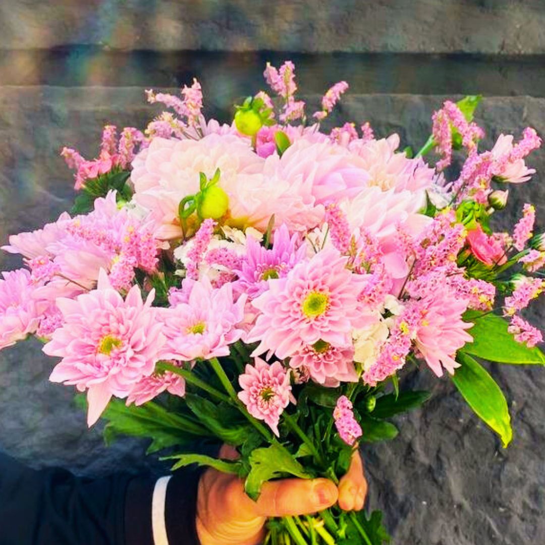 Strauß mit Dahlien, Gänseblümchen und Lisianthus