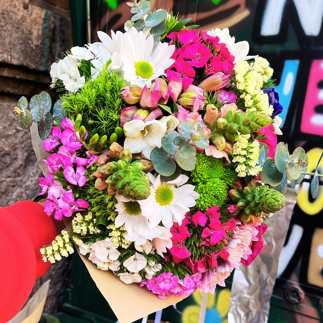 Bouquet con fiori misti di campo ed eucalipto