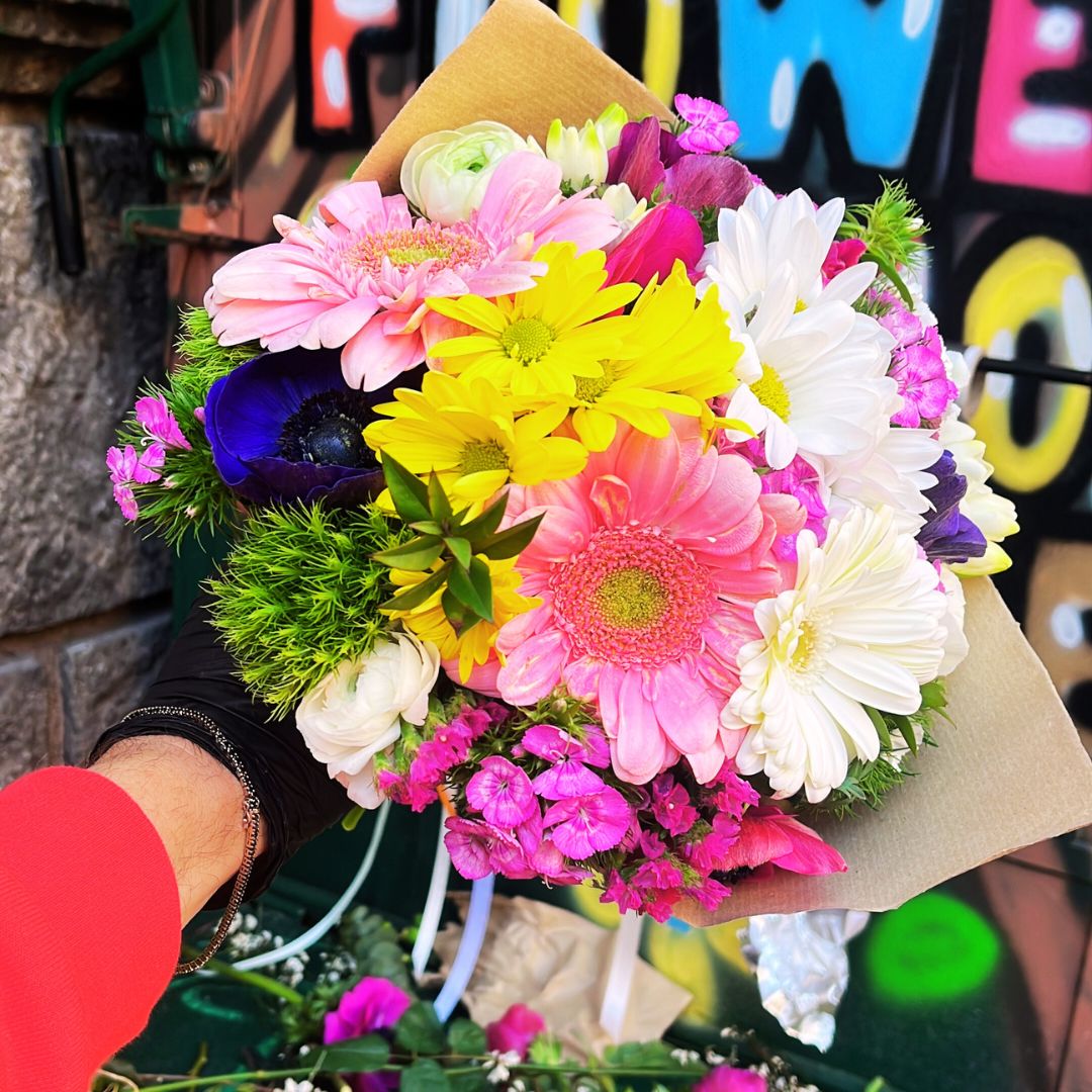 Bouquet con margherite, gerbere, garofani dei poeti e froggy