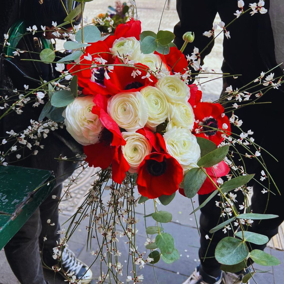 Bouquet con ranuncoli bianchi e anemoni rossi