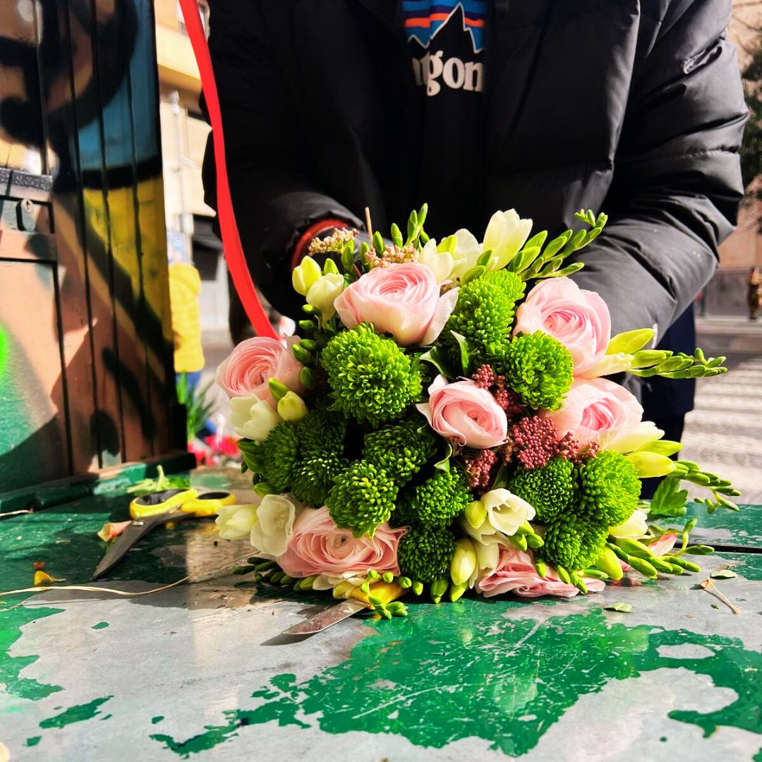 Bouquet con ranuncoli rosa, froggy e fresie