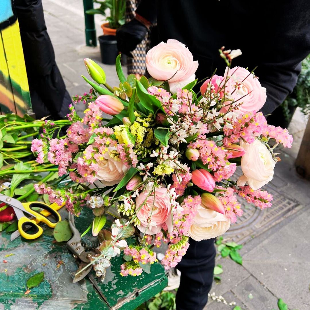 Bouquet con ranuncoli, tulipani limonium ed eucalipto