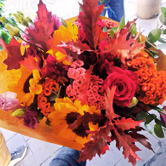 Bouquet autunnale con girasoli e foglie d'acero