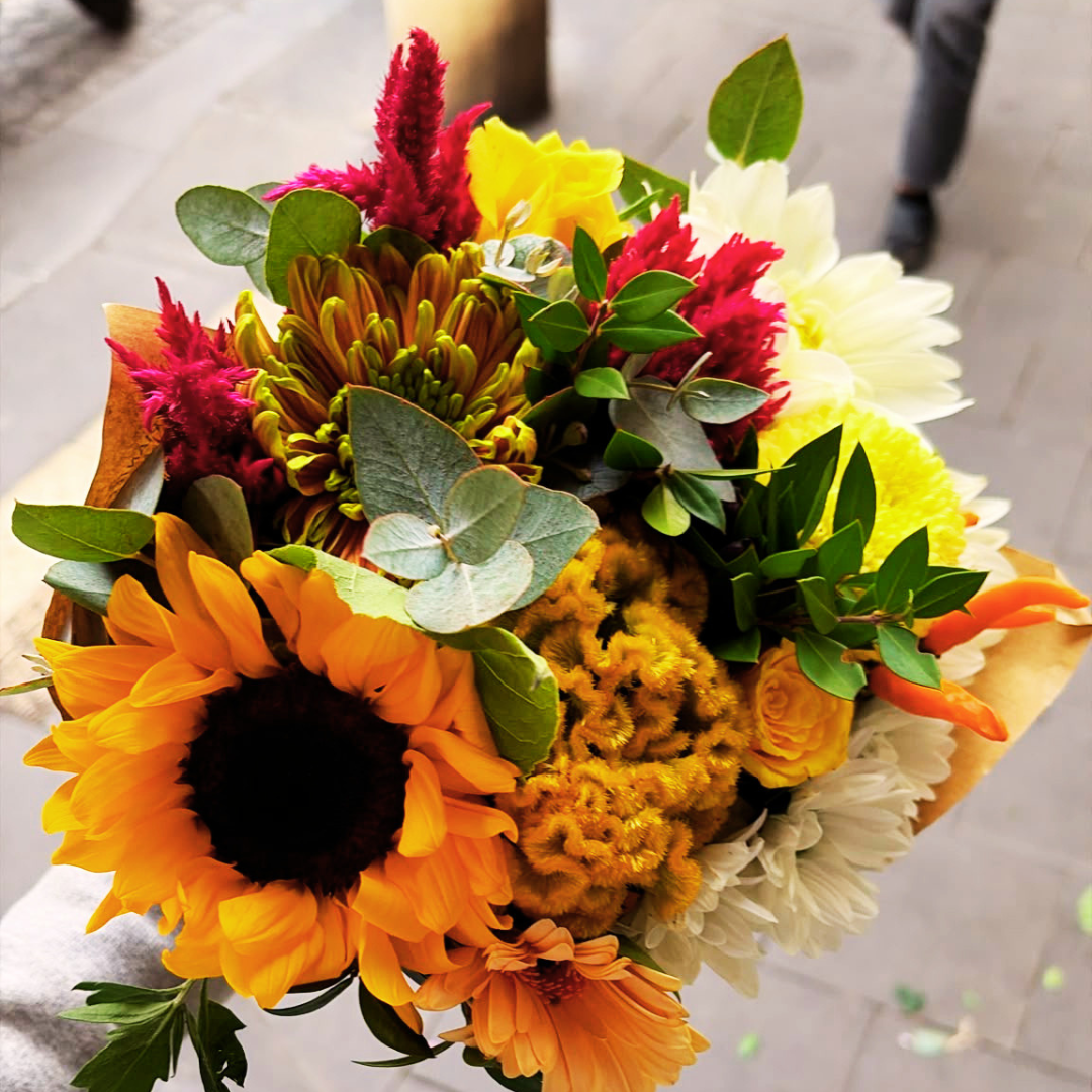 Bouquet autunnale con girasoli, celosia, margherite, dalia e crisantemi