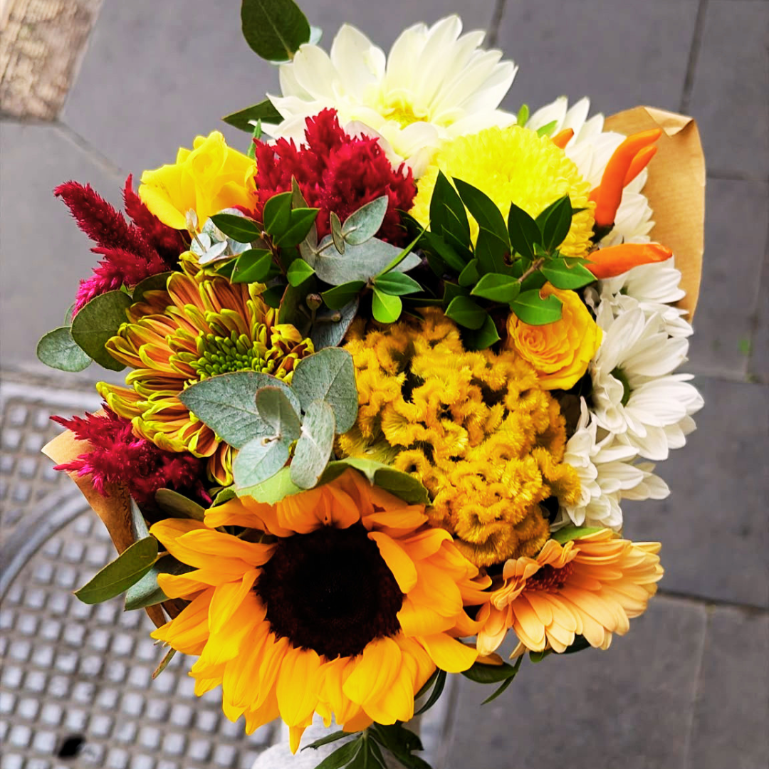 Bouquet autunnale con girasoli, celosia, margherite, dalia e crisantemi