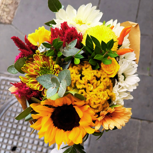 Bouquet autunnale con girasoli, celosia, margherite, dalia e crisantemi