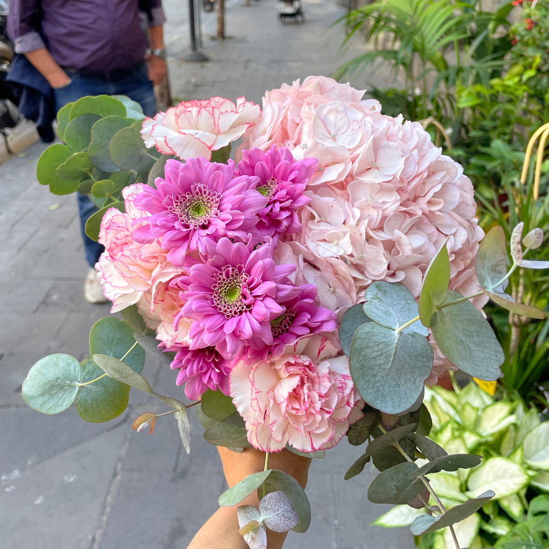 Bouquet delicato con ortensia garofani e margherite