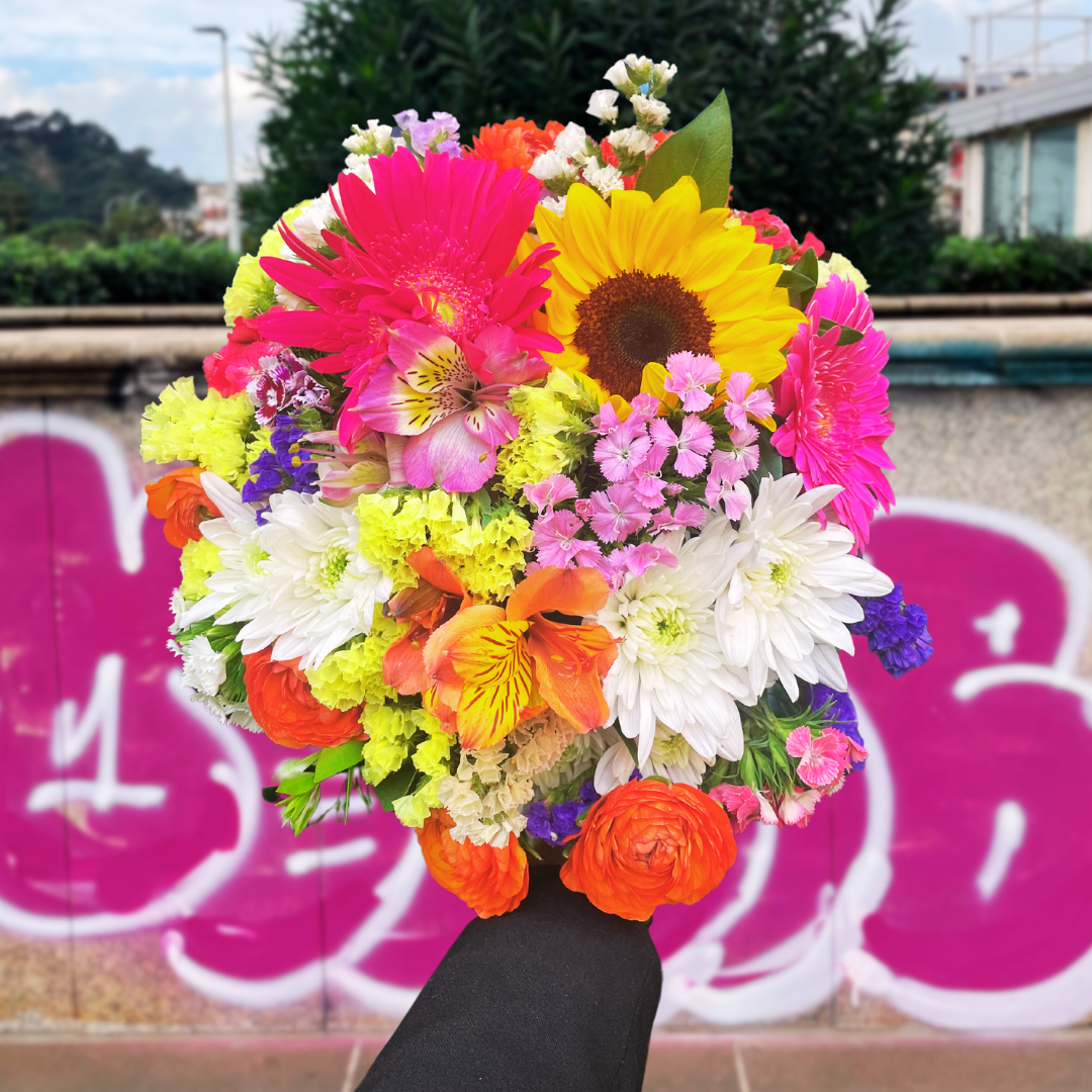 Bouquet di fiori di campo con alstromeria, girasoli e gerbere colorate