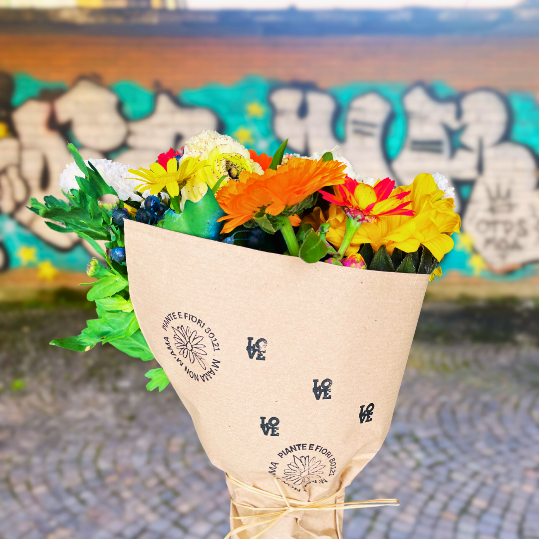 Bouquet con girasole gigante e fiori di campo