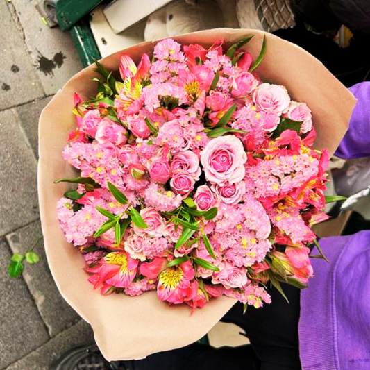 Bouquet di roselline rosa e fiore di campo