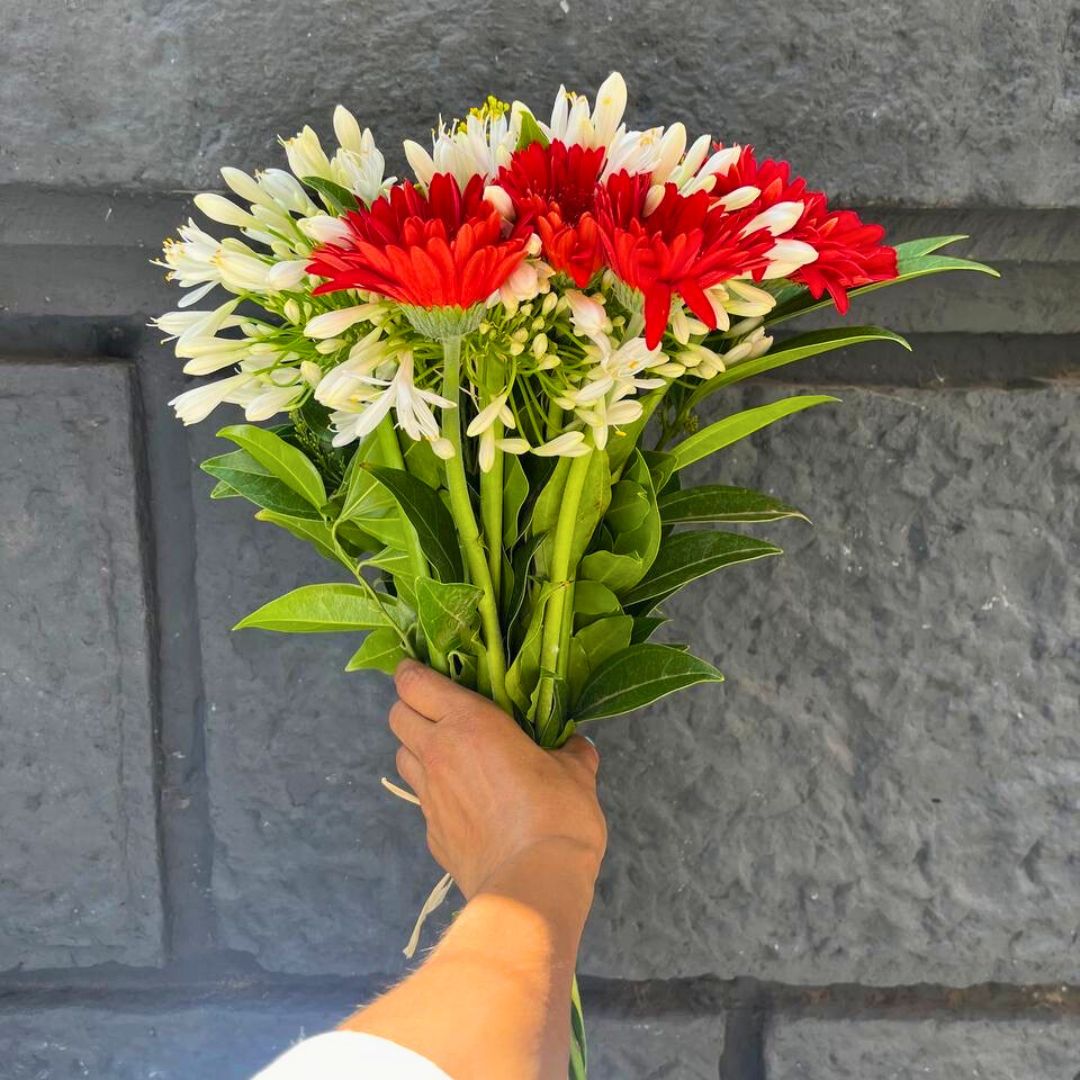 Bouquet con agapanthus bianco e gerbere rosse