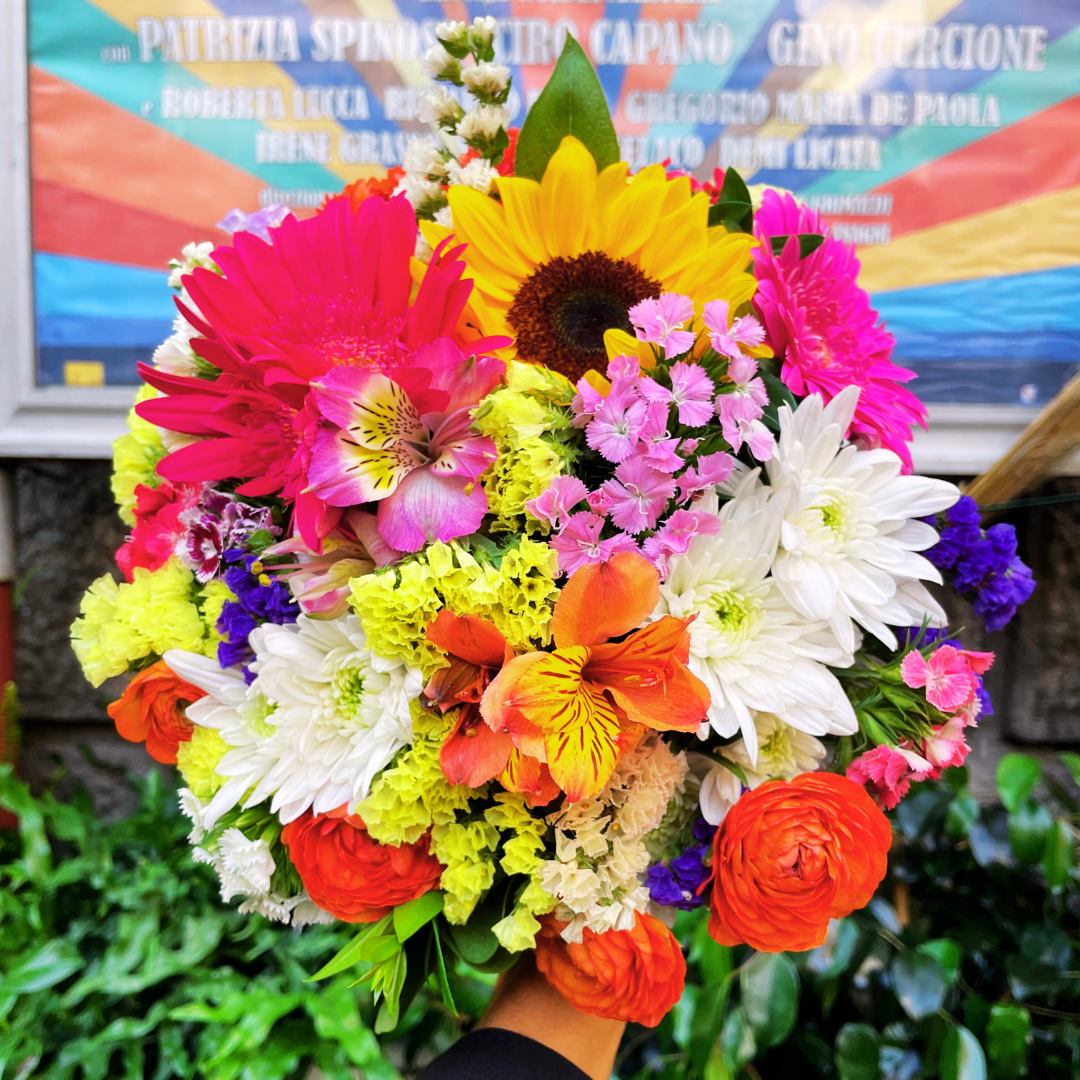 Bouquet di fiori di campo con alstromeria, girasoli e gerbere colorate