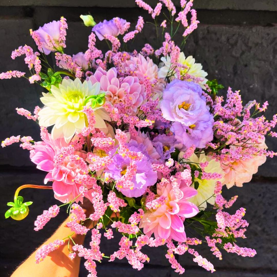 Bouquet con dalie, margherite e lisianthus