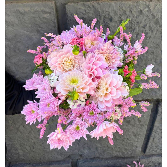 Bouquet con dalie, margherite e lisianthus