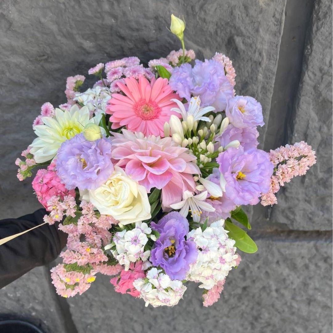 Bouquet con dalie, lisianthus e sempre vivi