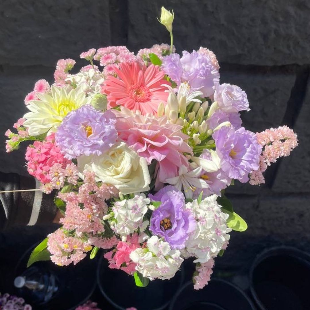 Bouquet con dalie, lisianthus e sempre vivi