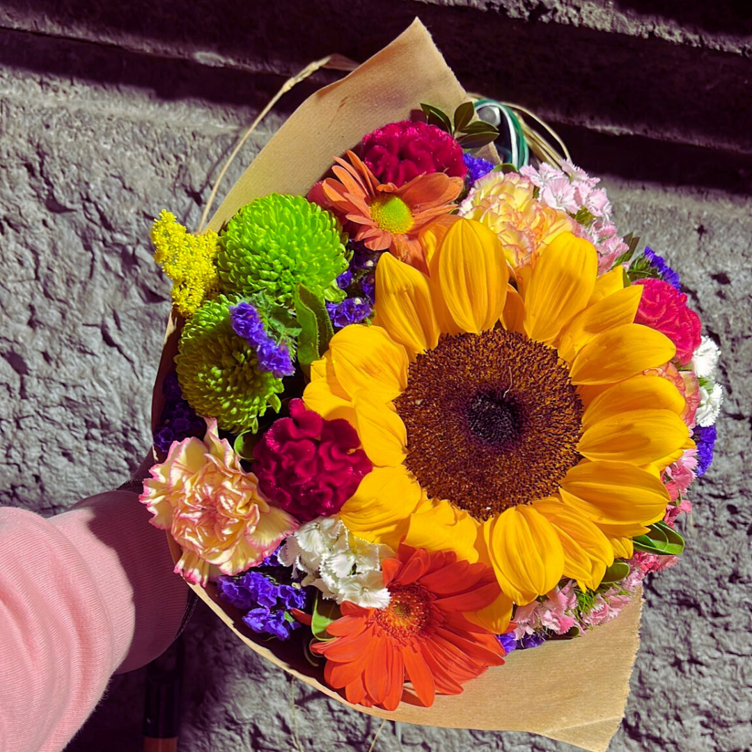 Bouquet con girasole gigante e fiori di campo