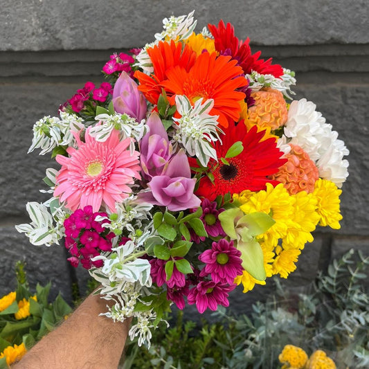 Bouquet con gerbere, euphorbia, margherite e curcuma