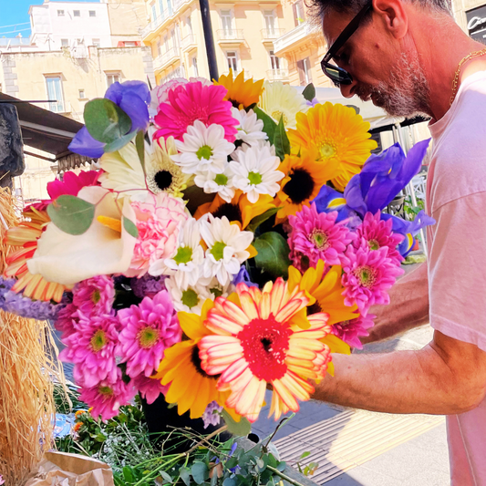 Bouquet di fiori di campo con calla e girasole