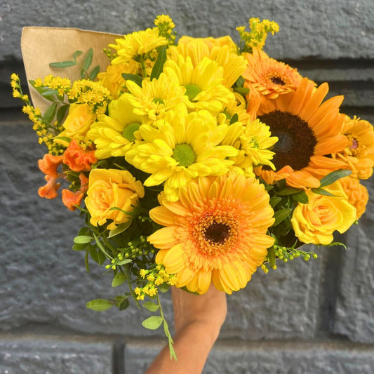 Bouquet con fiori di campo in giallo