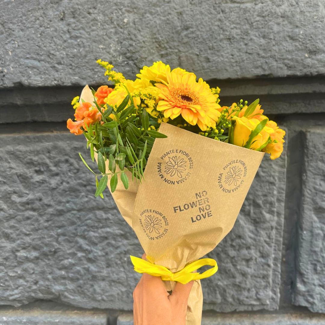 Bouquet con fiori di campo in giallo