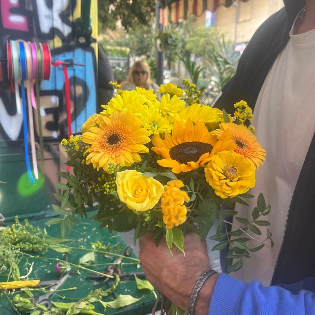 Bouquet con fiori di campo in giallo