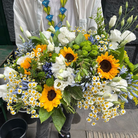 Bouquet con girasoli. froggy, lisianthus e camomilla