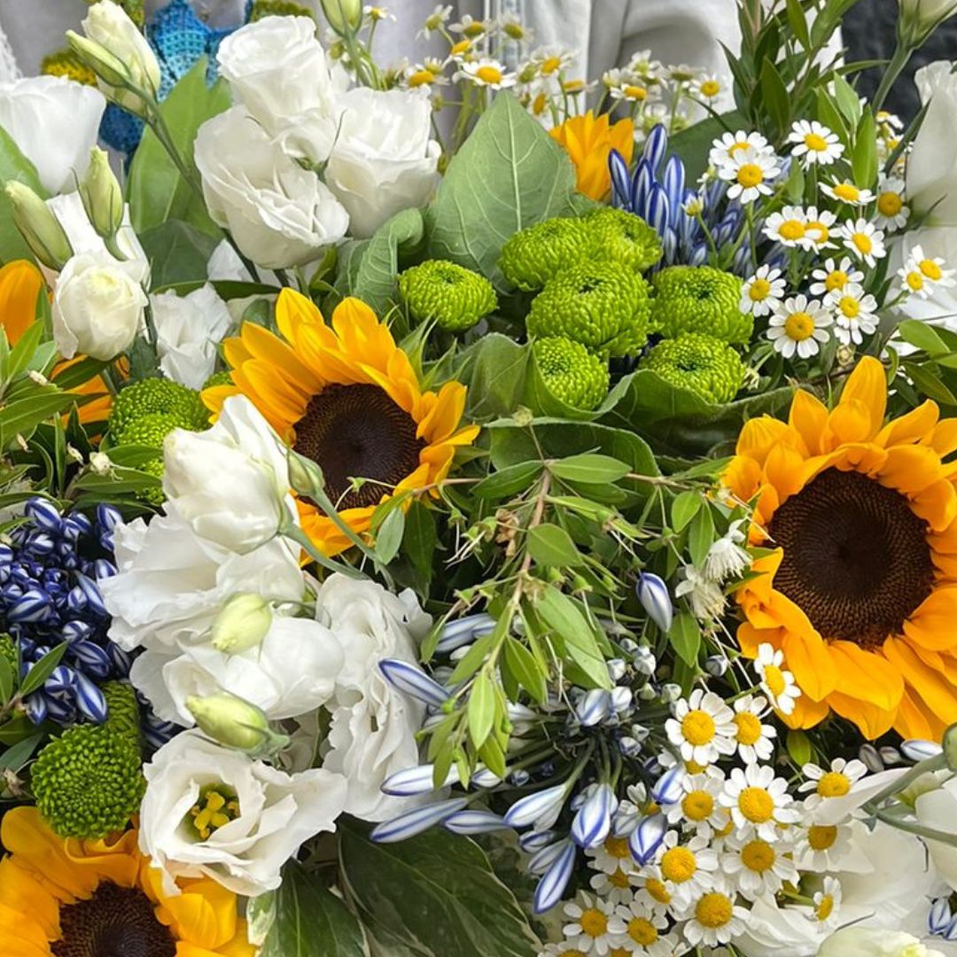 Bouquet con girasoli. froggy, lisianthus e camomilla