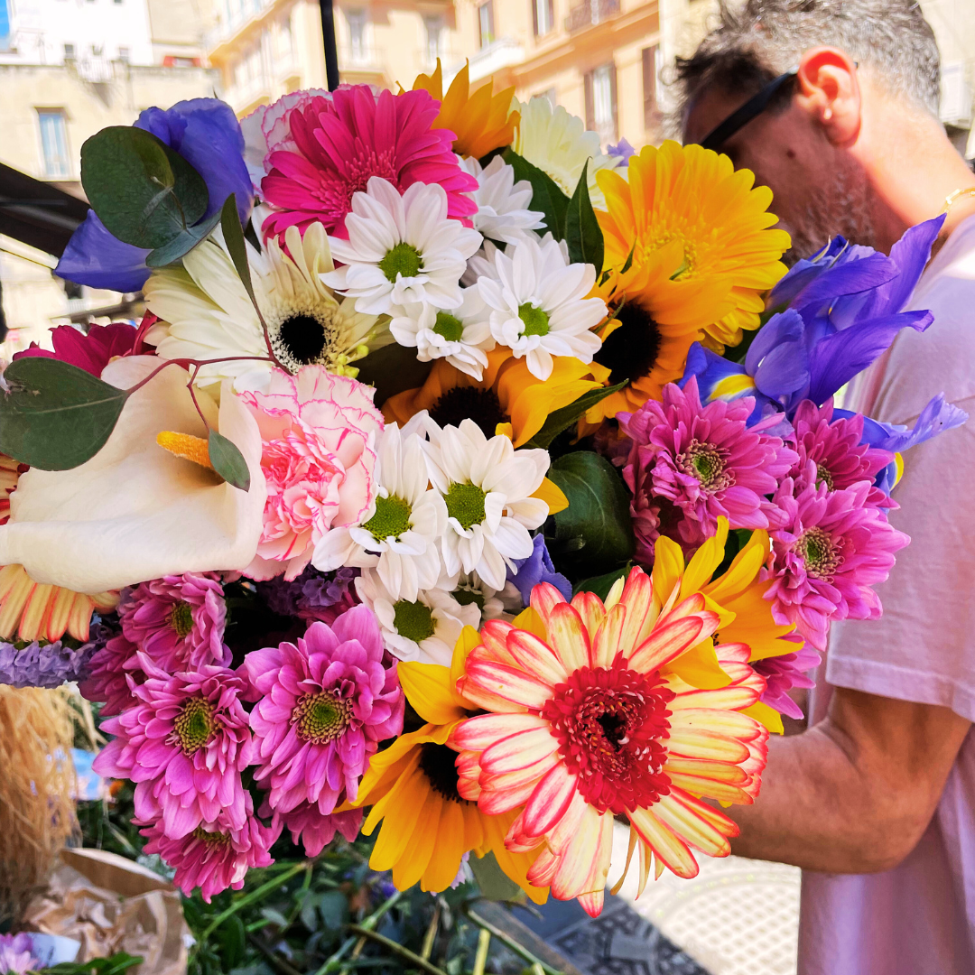 Bouquet di fiori di campo con calla e girasole