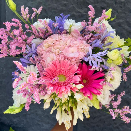 Bouquet con ortensia, agapanthus, gerbere e limonium