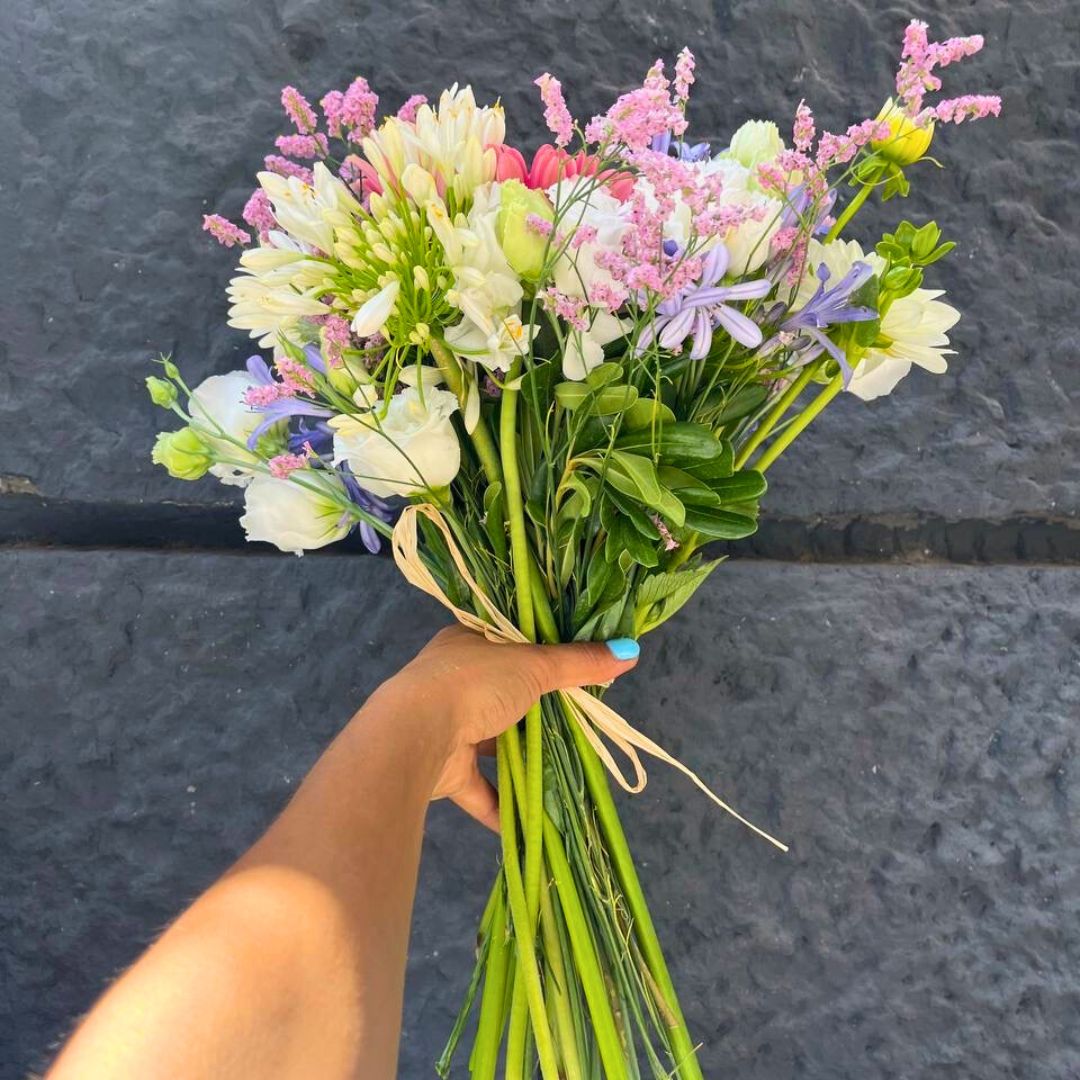 Bouquet con ortensia, agapanthus, gerbere e limonium