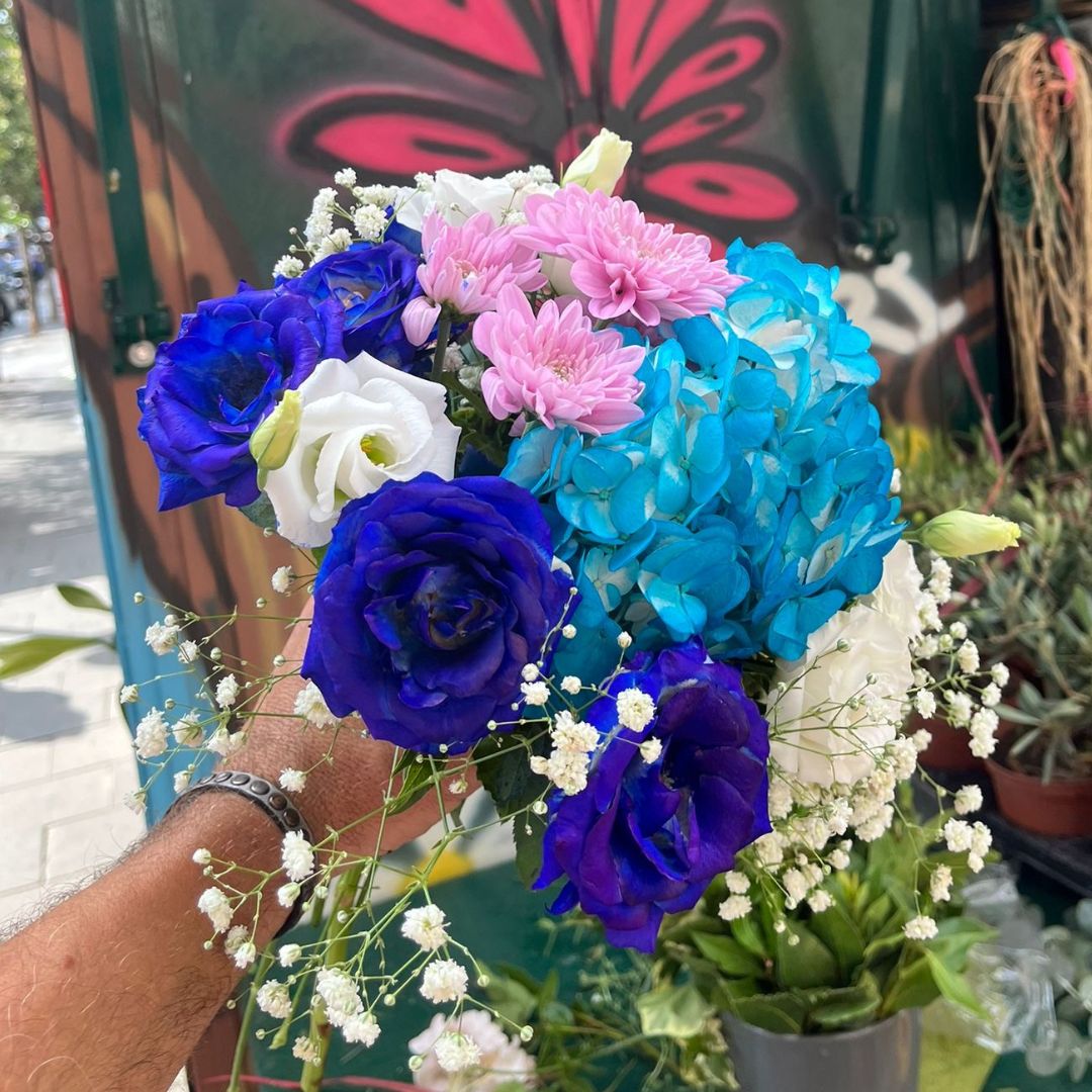 Bouquet con ortensia azzurra e rose blu