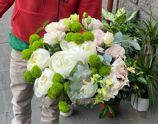 Bouquet con peonie e froggy