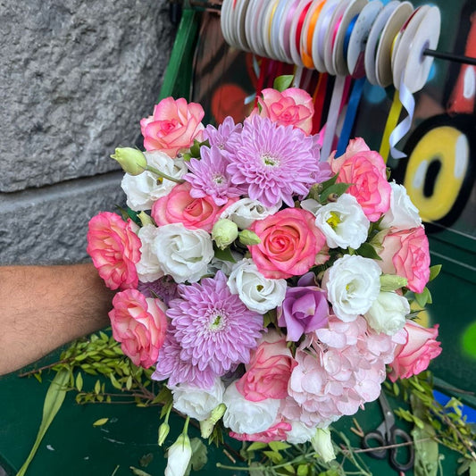 Bouquet con dalie, lisianthus, ortensia e rose