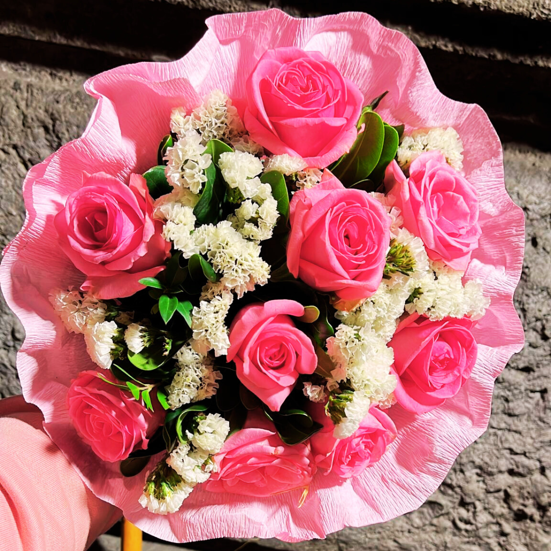 Bouquet di rose rosa e nebbiolina