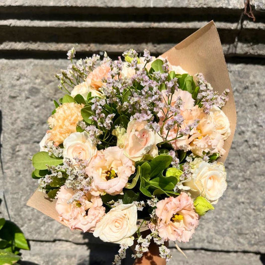 Bouquet con rose rosa, lisianthus e limonium