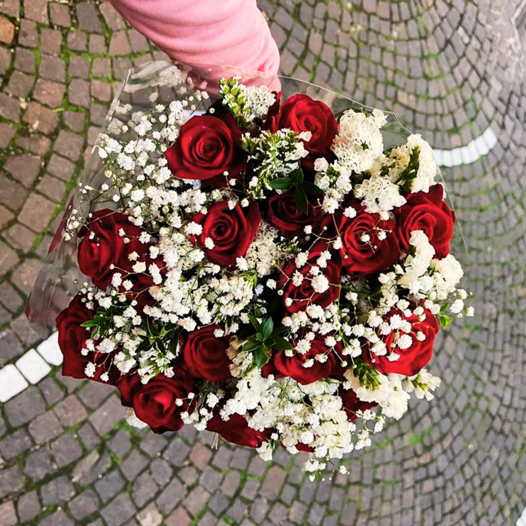 Bouquet di rose rosse e nebbiolina